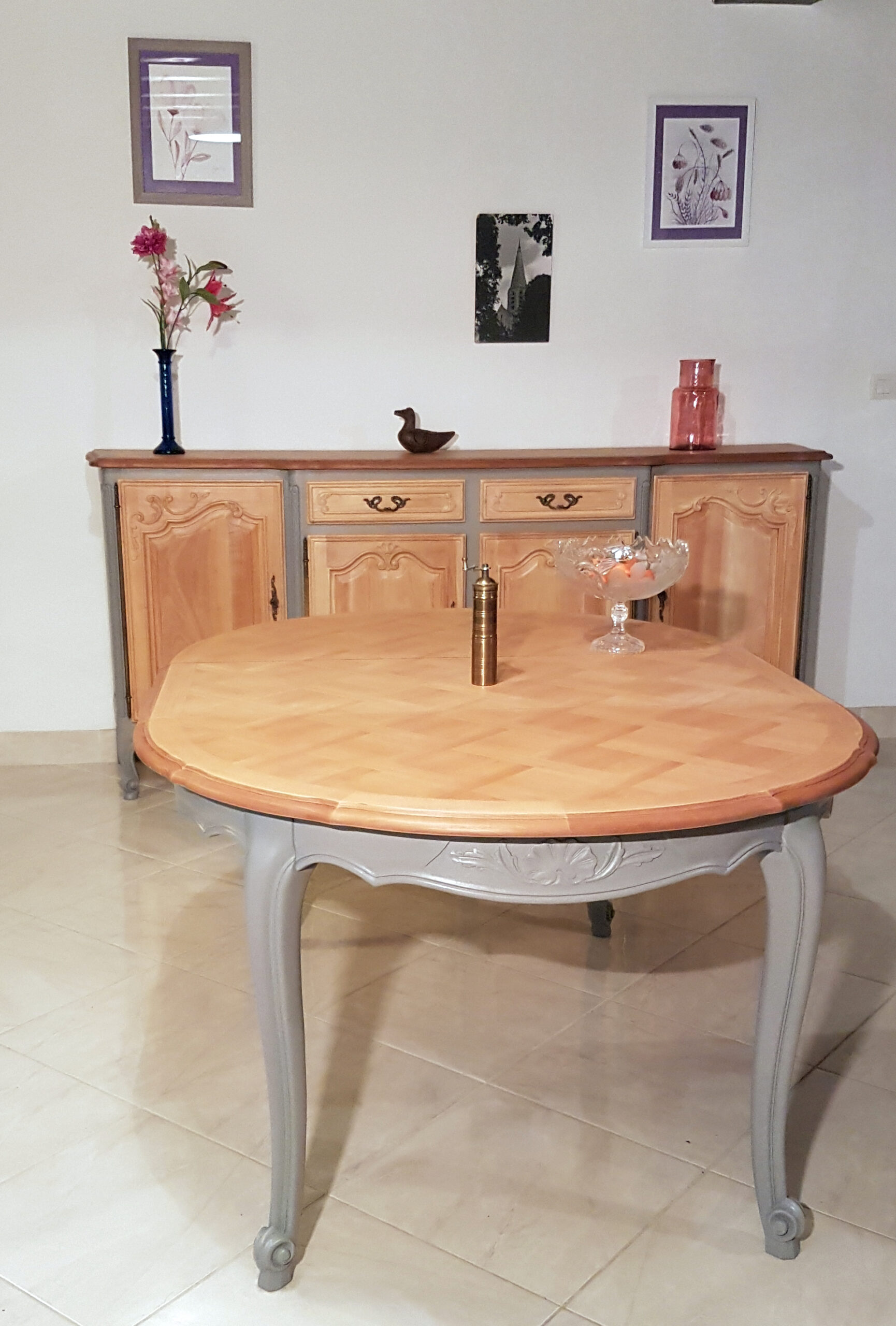 Photo d'ensemble de la salle à manger en merisier relookée APRES