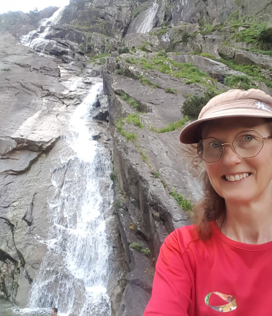 Sybille devant cascade de Nerech