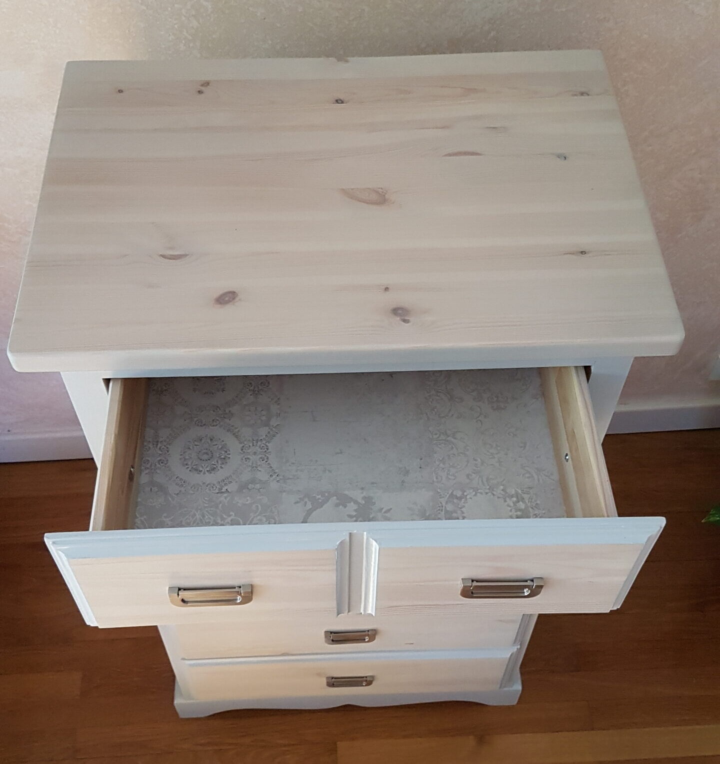 Vue dessus chiffonnier pin APRES relooking