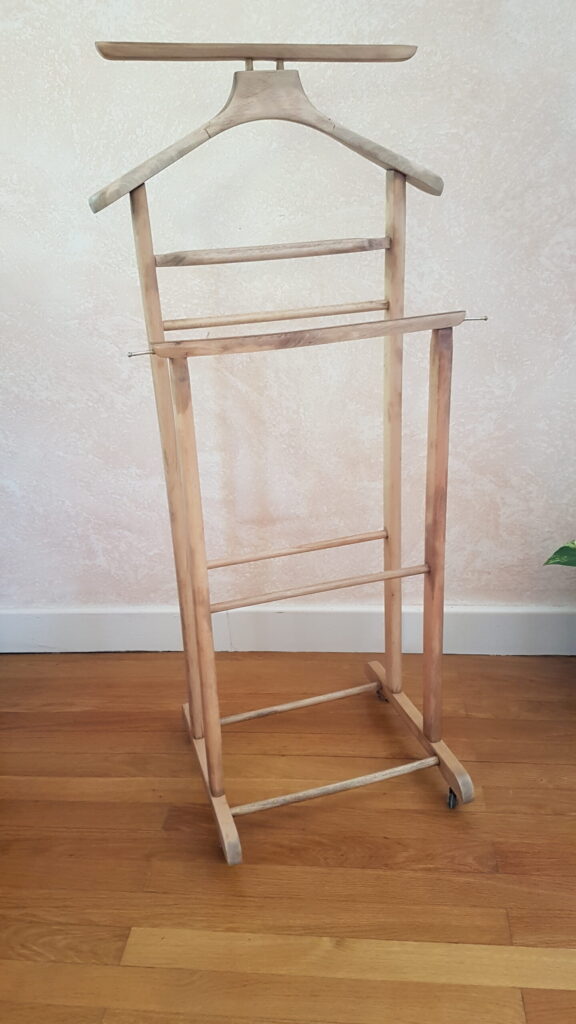 Valet de Nuit design Italien année 50 en hêtre relooké au naturel