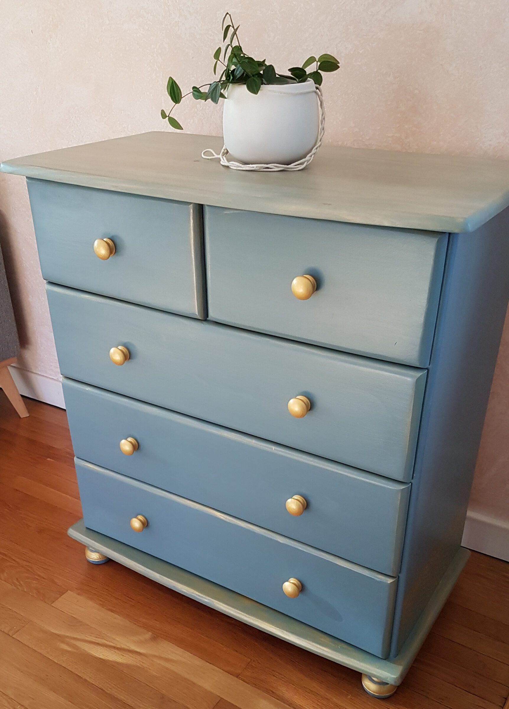 Commode relookée bleue et dorures - vue 1
