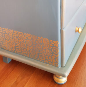 Commode pin relookée détail frise roses dorée
