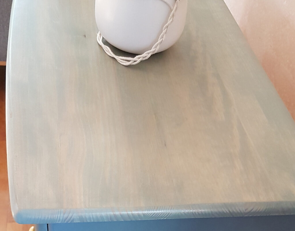 Commode pin relookée détail plateau lasuré