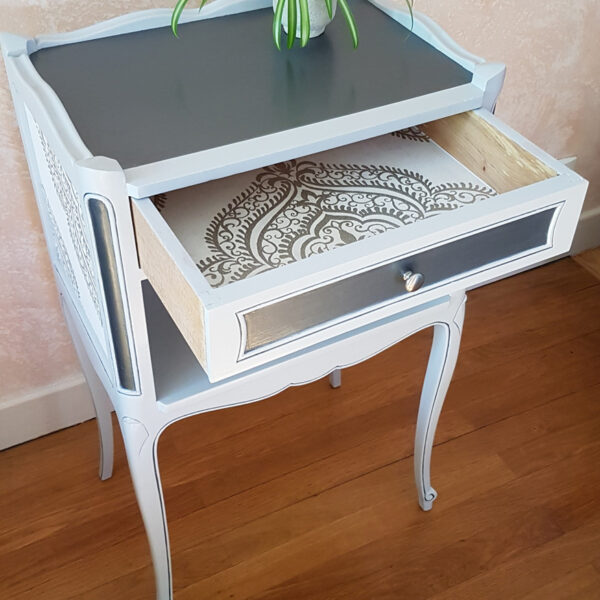 Tiroir tapissé du bout de canapé style louis XV relooké ton gris et argent