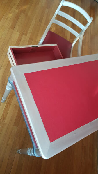 Bureau Grange et son fauteuil relooké avec remplacement des cuirs de l'assise et des écritoires