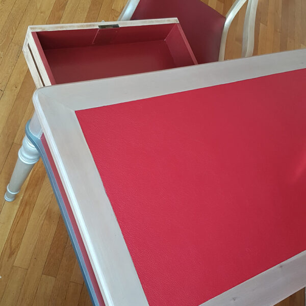 Bureau Grange et son fauteuil relooké avec remplacement des cuirs de l'assise et des écritoires