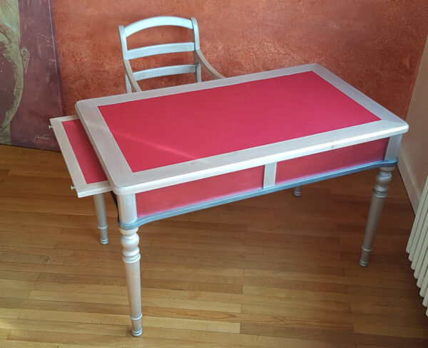 Vue d'ensemble du bureau Grange et de son fauteuil relookés