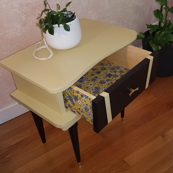 Tiroir tapissé du chevet laqué relooké