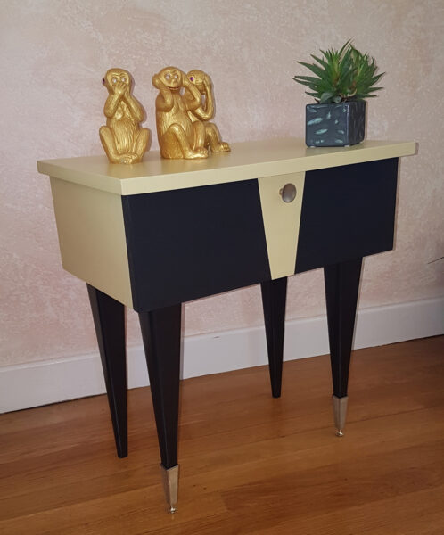 Chevet laqué à casier relooké