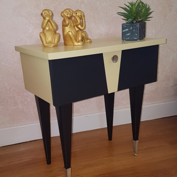 Chevet laqué à casier relooké