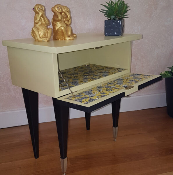 Intérieur tapissé du chevet laqué à casier relooké