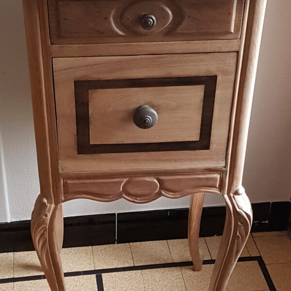 Chevet en noyer massif et marbre relooké style Louis XV