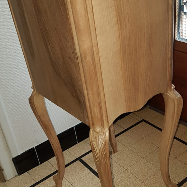 Détail face Chevet en noyer massif et marbre relooké style Louis XV