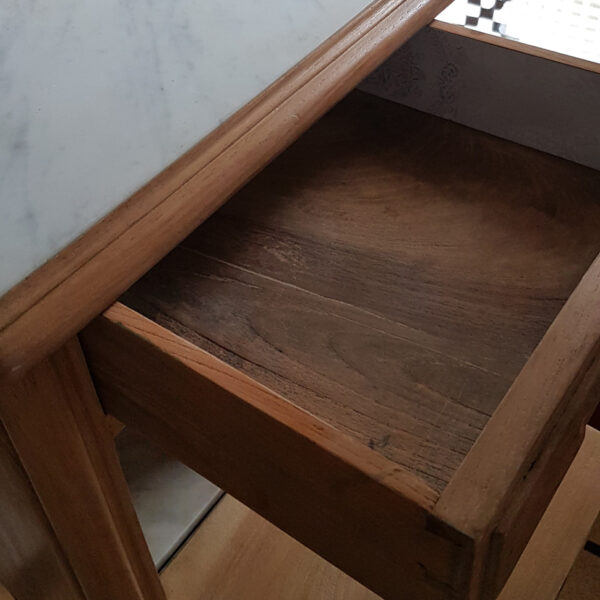 Détail tiroir du chevet en noyer massif et marbre relooké style Louis XV