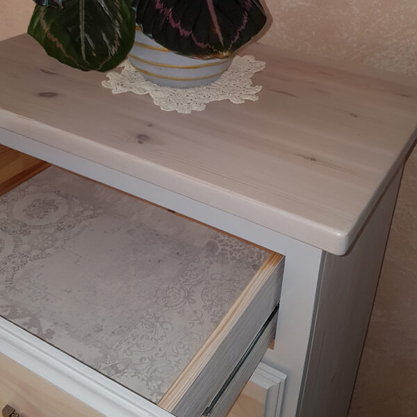 Détail tapisserie tiroirs chiffonnier en pin relooké