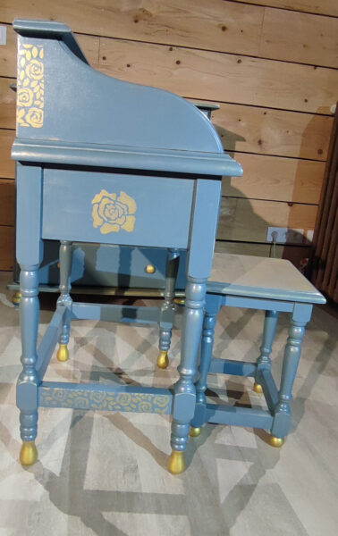 Vue de coté Coiffeuse en teck relookée -avec dorures faites au pochoir