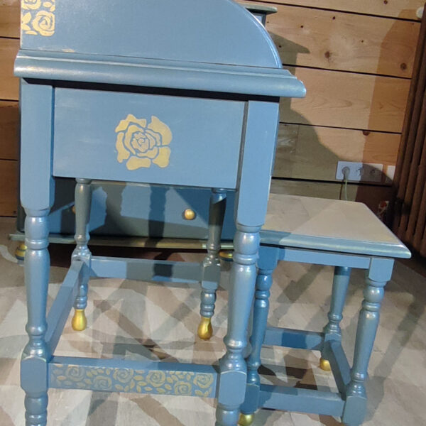 Vue de coté Coiffeuse en teck relookée -avec dorures faites au pochoir