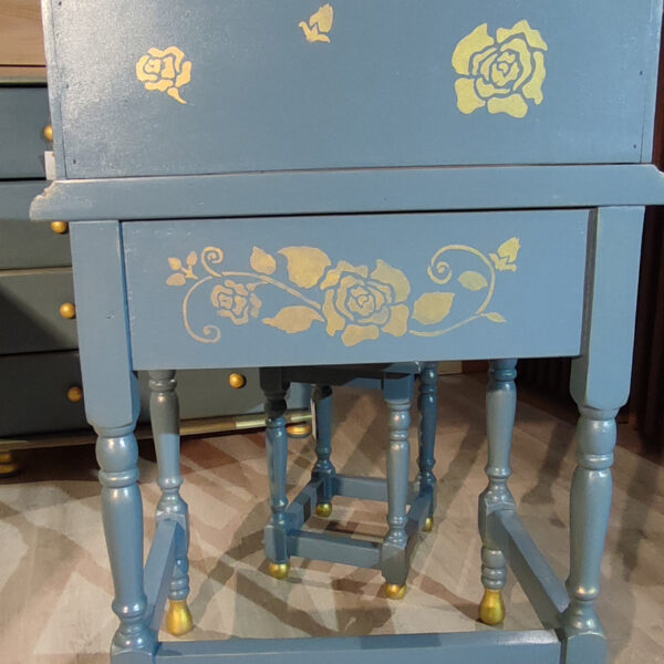 Vue des dorures à l'arrière de la coiffeuse