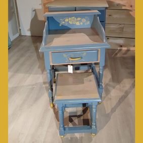 Coiffeuse bleue et roses d'or relookée en vente