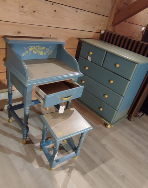 Ensemble coiffeuse et commode relookées , peintes en bleu et dorures