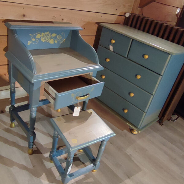 Ensemble coiffeuse et commode relookées , peintes en bleu et dorures