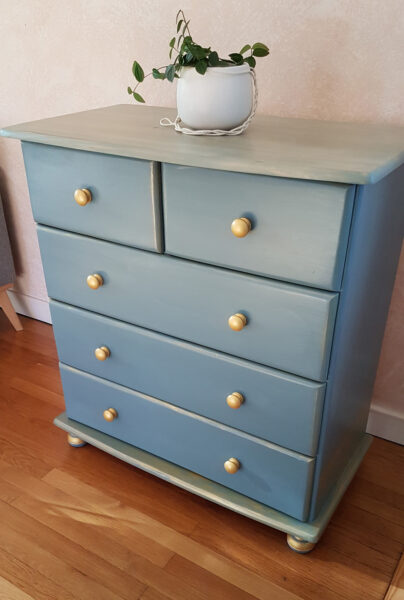 Commode relookée teinte bleue et dorures