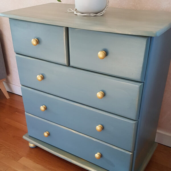 Commode relookée teinte bleue et dorures