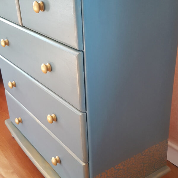 Frise de roses dorées sur la commode relookée