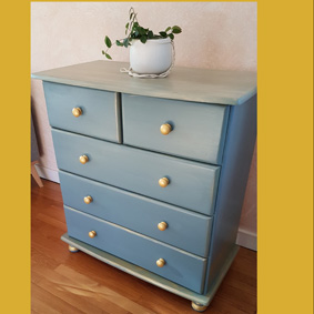Commode bleue et roses d'or relookée à vendre
