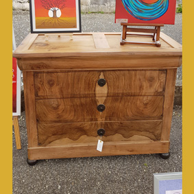 Commode style Louis Philippe en noyer et ronce de noyer relookée en vente