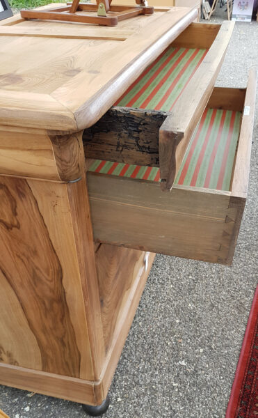 Détail des tiroirs de la commode en noyer relookée