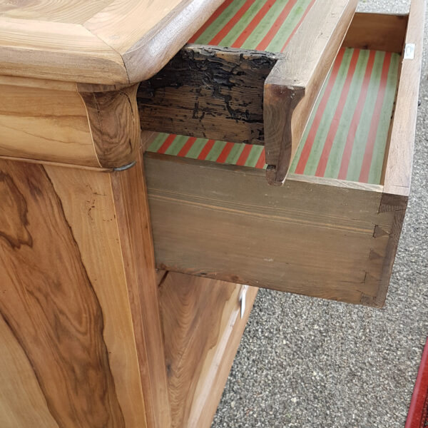Détail des tiroirs de la commode en noyer relookée