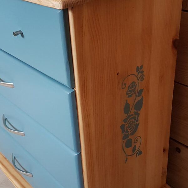Décor floral sur commode en pin relookée
