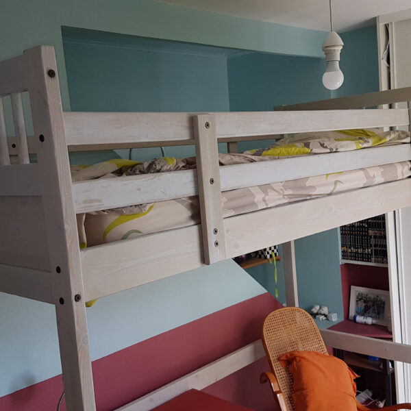 Lit mezzanine relooké avec une lasure grise