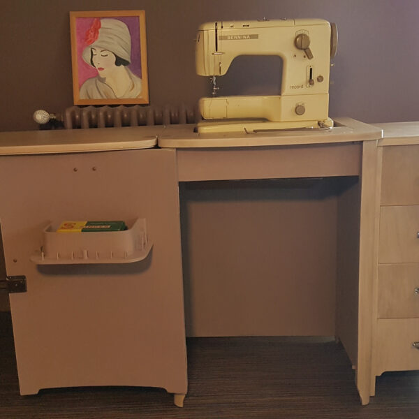 Intérieur ancien meuble de machine à coudre Singer relooké