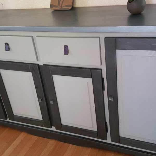 Relooking buffet en pin : lasures grise, noire et effet métal.