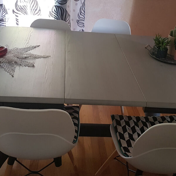 Table de salle à manger en pin, relookée en lasure grise et noire