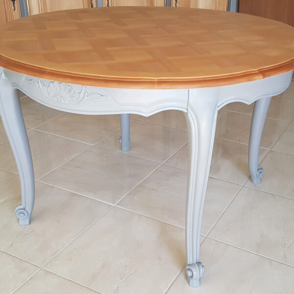 table en merisier relookée : plateau marqueté remis au naturel et verni, pieds lasurés.