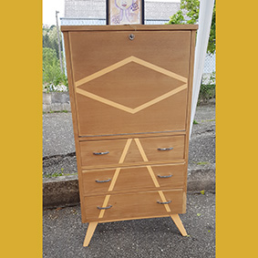 Secrétaire en chêne des années 50 relooké dans les tons orangés en vente