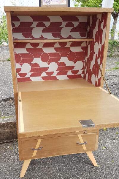 Détail de l'intérieur tapissé du secrétaire relooké