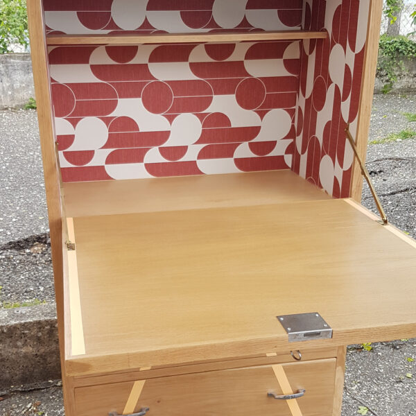 Détail de l'intérieur tapissé du secrétaire relooké