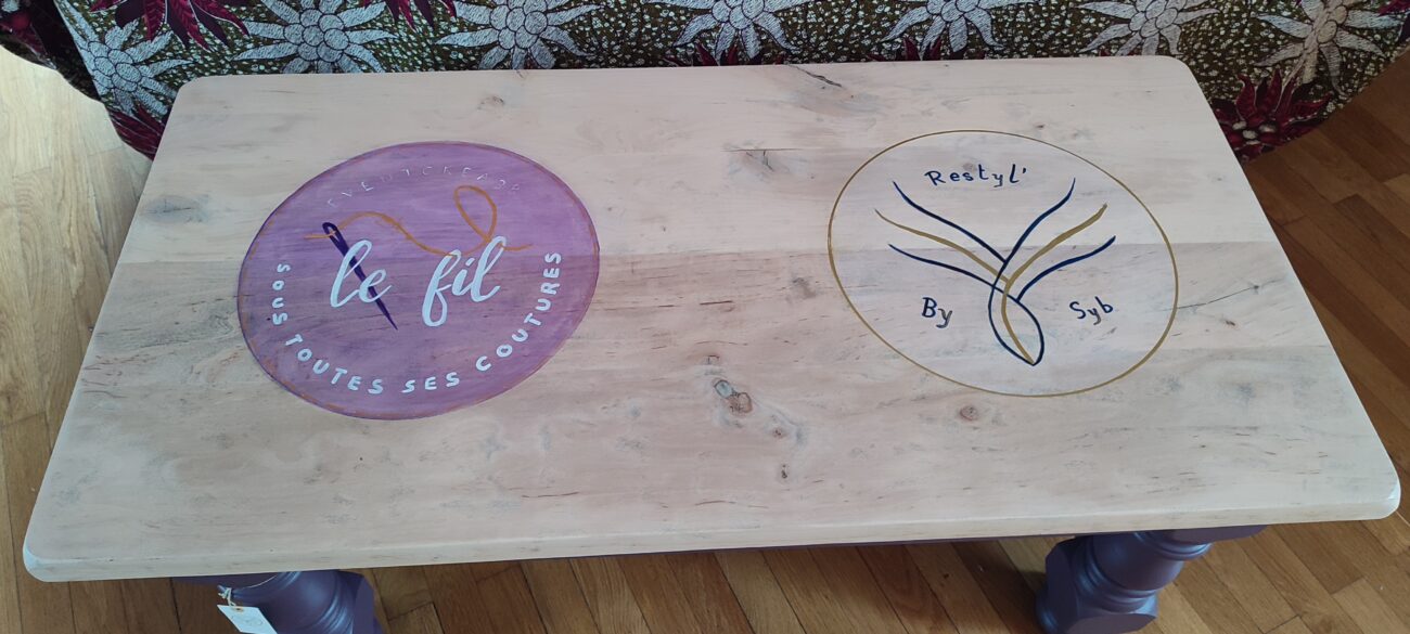 Table relookée avec plateau customisé