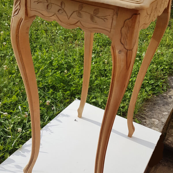 Ancienne table à ouvrages en bois massif rénovée