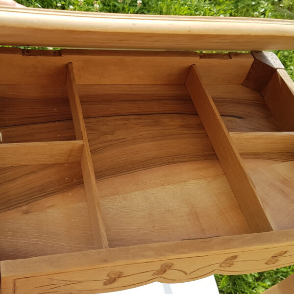 Rénovation du compartiment de l'ancienne table à ouvrages en bois massif