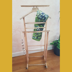 Valet de nuit design italien des années 50 relooké en vente