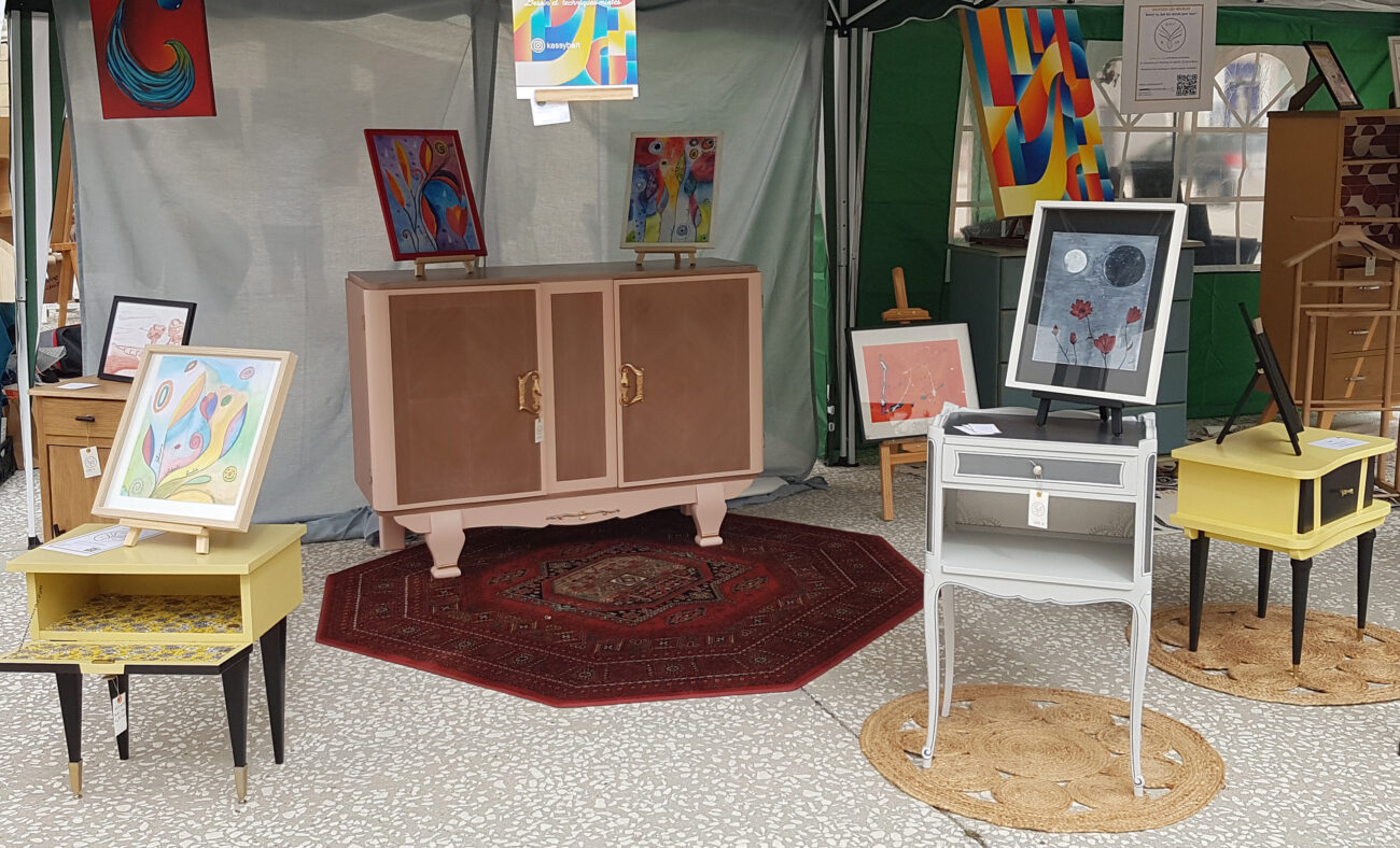 Meubles exposés place des artisans 1