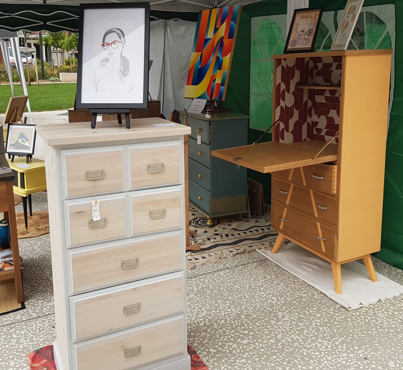 Meubles exposés place des artisans 3