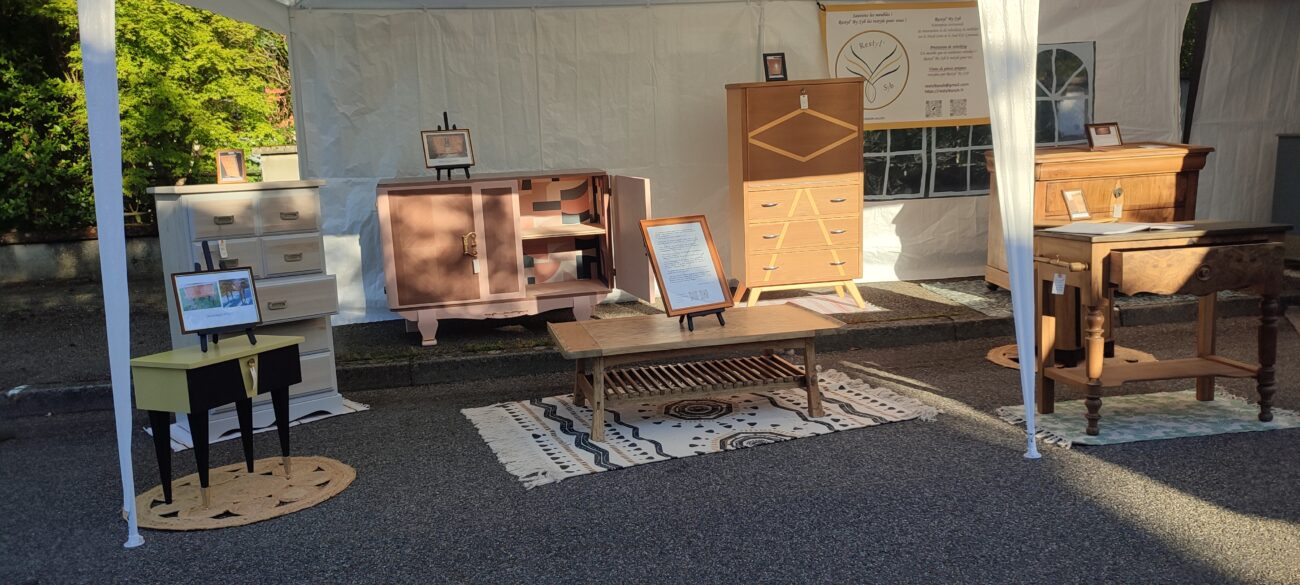 Meubles exposés sur la foire du 1er mai Bourgoin-Jallieu