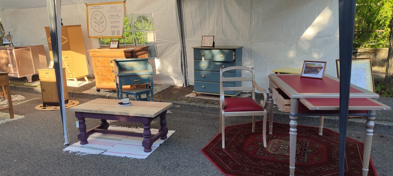 Meubles exposés sur la foire du 1er mai Bourgoin-Jallieu