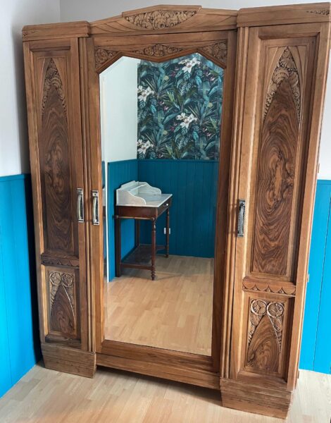 Armoire noyer massif APRES naturel et vernie